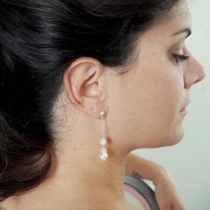 boucles d'oreilles de mariée argentées intemporelles perles de rocailles et perles blanches à facettes en verre de bohême