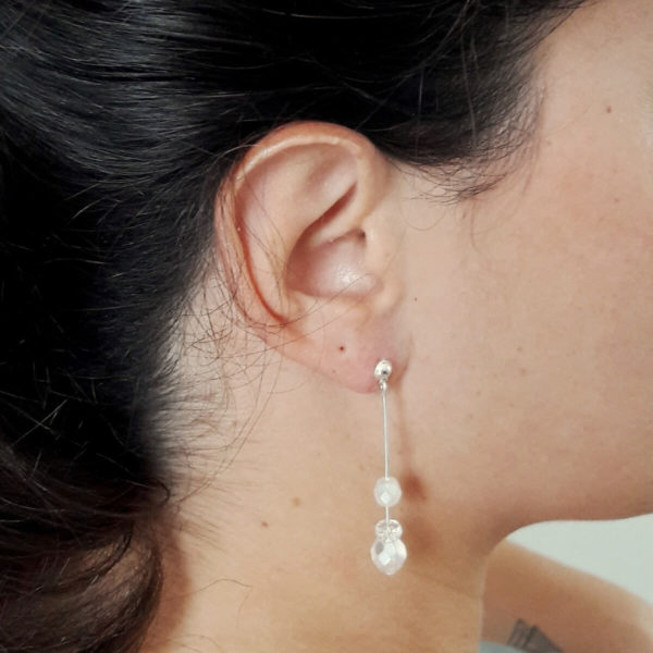 boucles d'oreilles de mariée argentées intemporelles perles de rocailles et perles blanches à facettes en verre de bohême