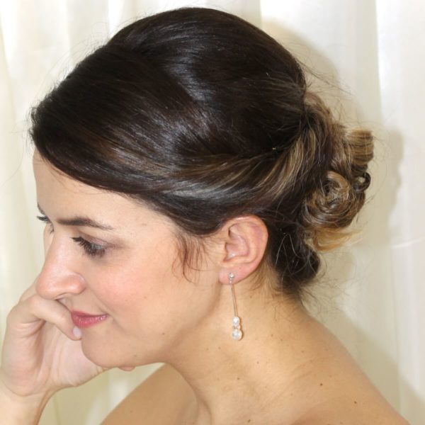 boucles d'oreilles de mariée argentées intemporelles perles de rocailles et perles blanches à facettes en verre de bohême