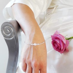 bracelet de mariée chic et intemporel perles de rocailles et perles blanches à facettes en verre de bohême