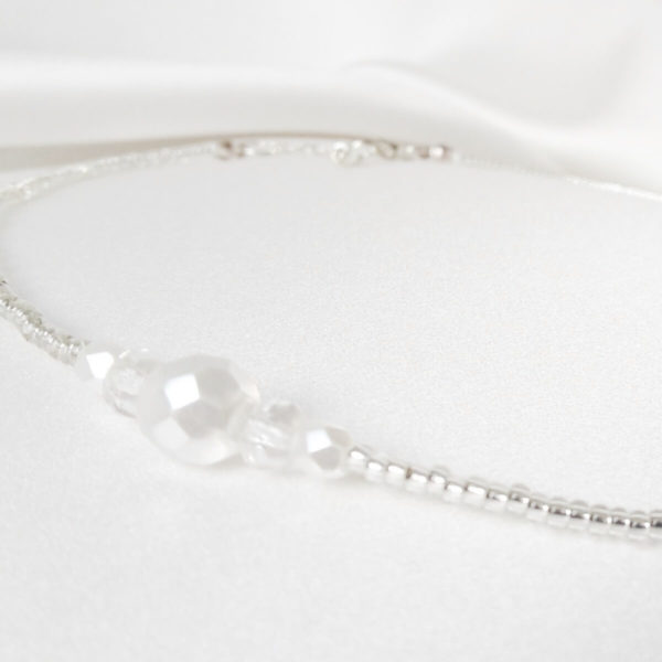 collier de mariée chic et intemporel perles de rocailles et perles blanches à facettes en verre de bohême