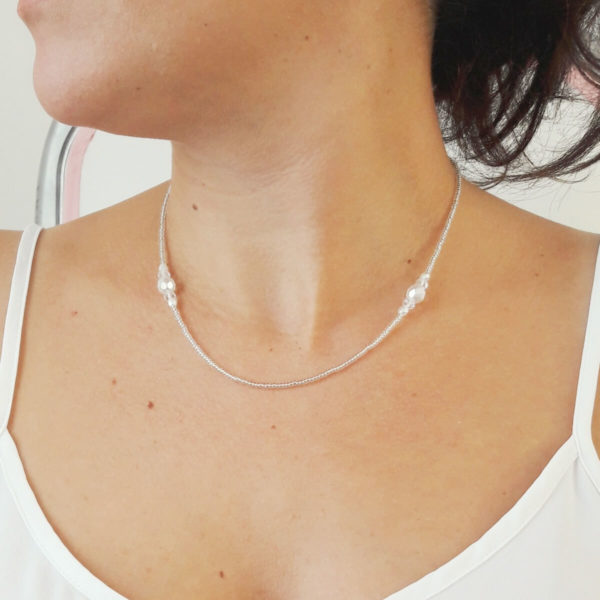 collier de mariée chic et intemporel perles de rocailles et perles blanches à facettes en verre de bohême