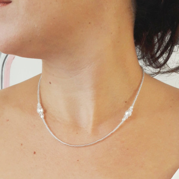 collier de mariée chic et intemporel perles de rocailles et perles blanches à facettes en verre de bohême