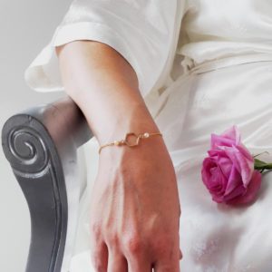 bracelet de mariée simple, chaine et pendentif doré, perles nacrées