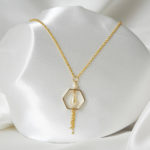 collier de mariée moderne pour décolleté en v, chaine et pendentif doré