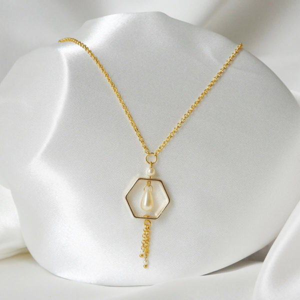 collier-mariée-pendentif-doré collier de mariée moderne pour décolleté en v, chaine et pendentif doré