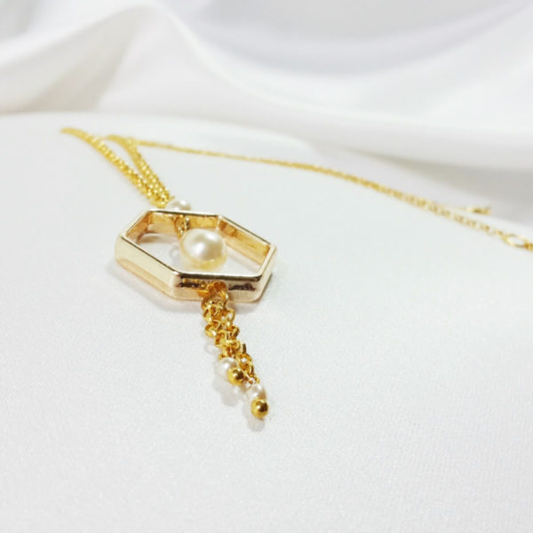 collier-mariée-pendentif-doré collier de mariée moderne pour décolleté en v, chaine et pendentif doré