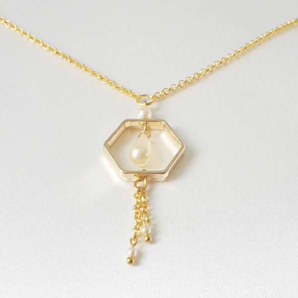 collier-mariée-pendentif-doré collier de mariée moderne pour décolleté en v, chaine et pendentif doré