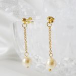 boucles d'oreilles de mariée simples et intemporelles, chaine dorée et perles nacrées crème clair