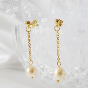 boucles d'oreilles de mariée simples et intemporelles, chaine dorée et perles nacrées crème clair
