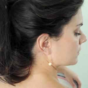 boucles d'oreilles de mariée simples et intemporelles, chaine dorée et perles nacrées crème clair