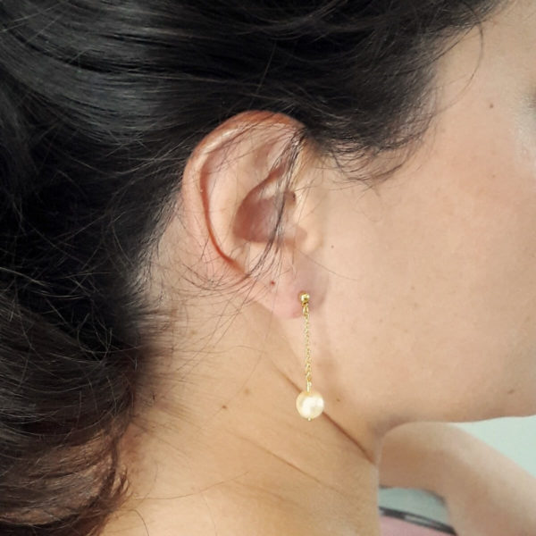 boucles d'oreilles de mariée simples et intemporelles, chaine dorée et perles nacrées crème clair