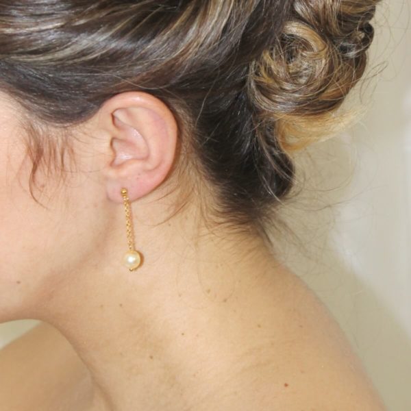 boucles d'oreilles de mariée simples et intemporelles, chaine dorée et perles nacrées crème clair