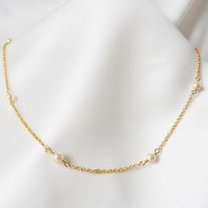 collier de mariée simple et intemporel chaine dorée et perles nacrées crème clair
