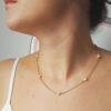 collier de mariée simple et intemporel chaine dorée et perles nacrées crème clair