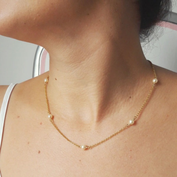 collier de mariée simple et intemporel chaine dorée et perles nacrées crème clair