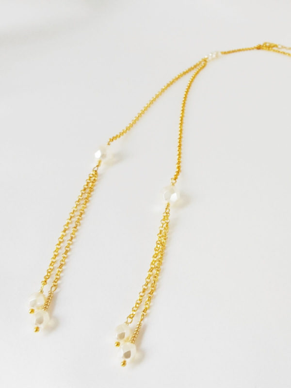 collier de dos chaine dorée et perles à facettes crème clair