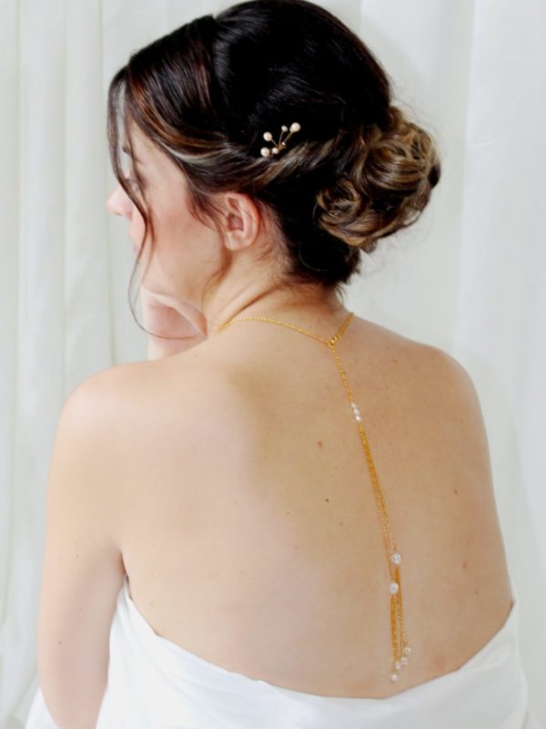 collier de dos chaine dorée et perles à facettes crème clair