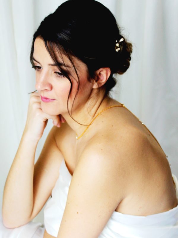 collier de dos chaine dorée et perles à facettes crème clair