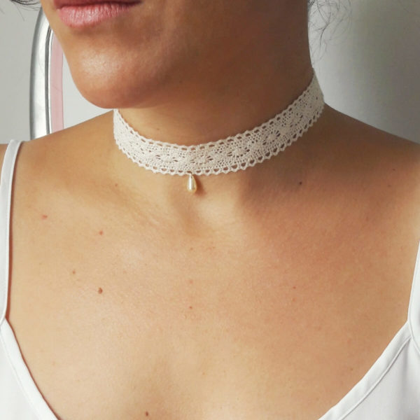 collier de mariée vintage, ras de cou en dentelle de coton crème et pendentif goutte nacrée