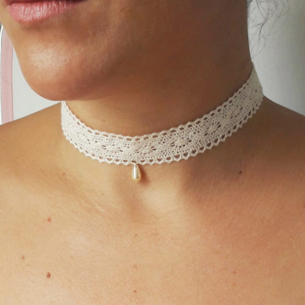 collier de mariée vintage, ras de cou en dentelle de coton crème et pendentif goutte nacrée