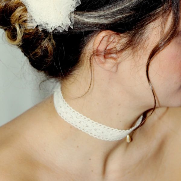 collier de mariée vintage, ras de cou en dentelle de coton crème et pendentif goutte nacrée