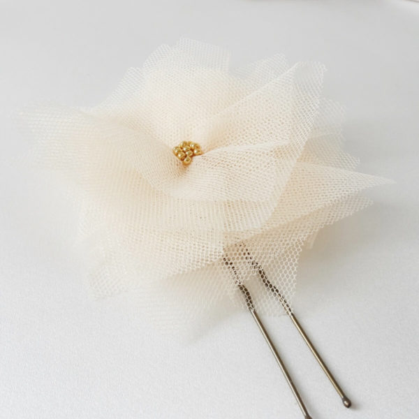 pic à cheveux pour coiffure de mariée fleur de tulle et perles de rocaille dorées
