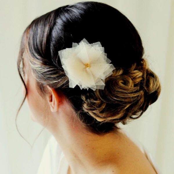 pic à cheveux pour coiffure de mariée fleur de tulle et perles de rocaille dorées