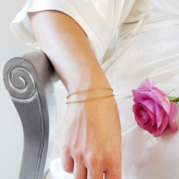 bracelet-mariée-doré-perles-simple bracelet de mariée minimaliste sur deux rangs en perles de rocailles dorées transparentes