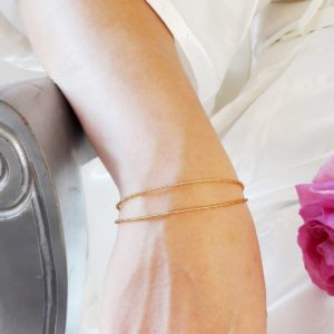 bracelet de mariée minimaliste sur deux rangs en perles de rocailles dorées transparentes