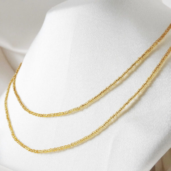 collier-mariée-doré-perles-simple collier de mariée minimaliste sur deux rangs en perles de rocailles dorées transparentes