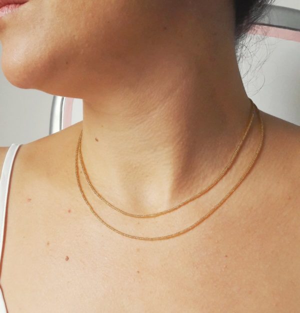 collier-mariée-doré-perles-simple collier de mariée minimaliste sur deux rangs en perles de rocailles dorées transparentes