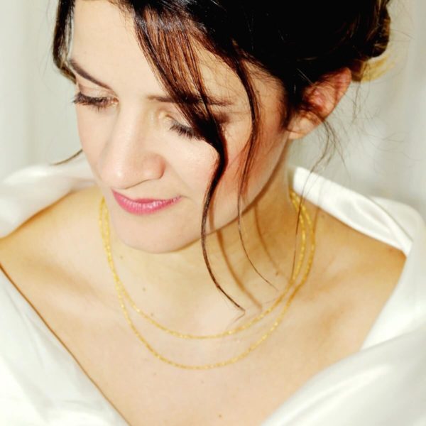 collier-mariée-doré-perles-simple collier de mariée minimaliste sur deux rangs en perles de rocailles dorées transparentes