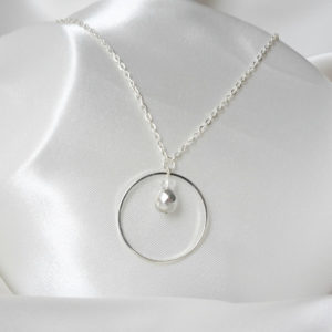 collier de mariée chaine argentée et pendentif cercle, perles à facettes argentée lustrée
