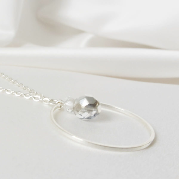 collier de mariée chaine argentée et pendentif cercle, perles à facettes argentée lustrée