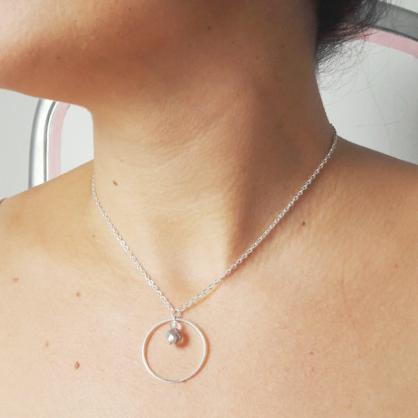 collier de mariée chaine argentée et pendentif cercle, perles à facettes argentée lustrée