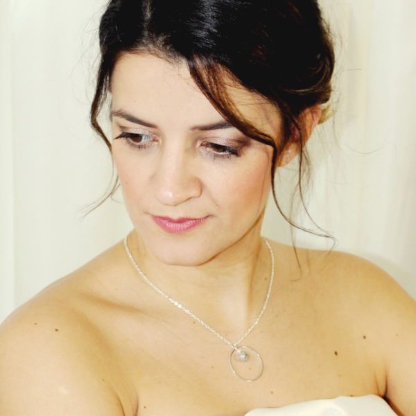 collier de mariée chaine argentée et pendentif cercle, perles à facettes argentée lustrée