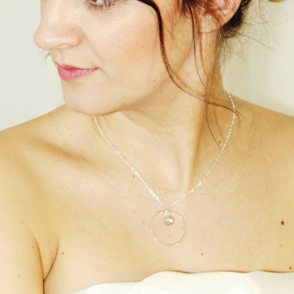 collier de mariée chaine argentée et pendentif cercle, perles à facettes argentée lustrée