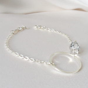 bracelet de mariée asymétrique, chaine argentée cercle, perles à facettes argentée lustrée