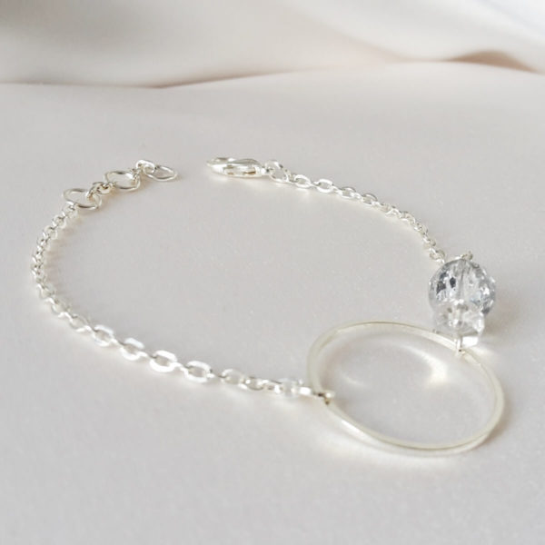 bracelet de mariée asymétrique, chaine argentée cercle, perles à facettes argentée lustrée