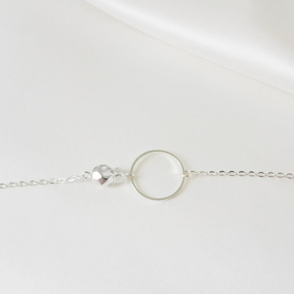 bracelet de mariée asymétrique, chaine argentée cercle, perles à facettes argentée lustrée