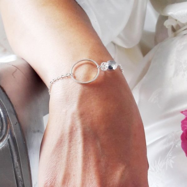 bracelet de mariée asymétrique, chaine argentée cercle, perles à facettes argentée lustrée