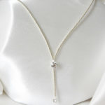 collier de mariée pour décolleté en V perles de rocailles argentées et cristal swarovski