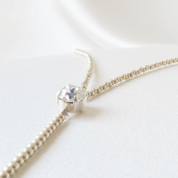 collier-mariée-décolleté-strass-perles collier de mariée pour décolleté en V perles de rocailles argentées et cristal swarovski