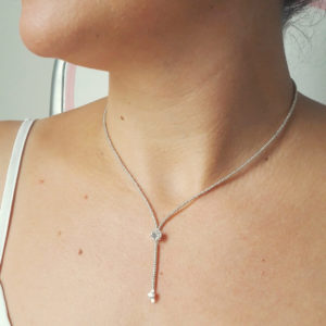 collier de mariée pour décolleté en V perles de rocailles argentées et cristal swarovski