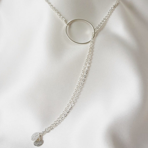 collier-mariée-argenté-sans fermoir collier de mariée moderne sans fermoir chaine argentée, cercle et sequins