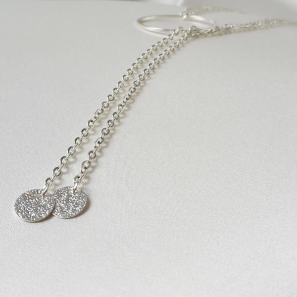 collier-mariée-argenté-sans fermoir collier de mariée moderne sans fermoir chaine argentée, cercle et sequins