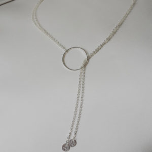 collier de mariée moderne sans fermoir chaine argentée, cercle et sequins