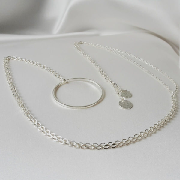 collier-mariée-argenté-sans fermoir collier de mariée moderne sans fermoir chaine argentée, cercle et sequins