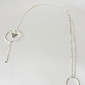 collier de dos moderne et géométrique argenté